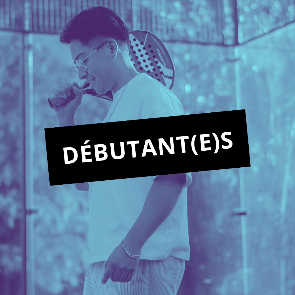 Un joueur débutant le padel dans une ambiance conviviale à Orléans